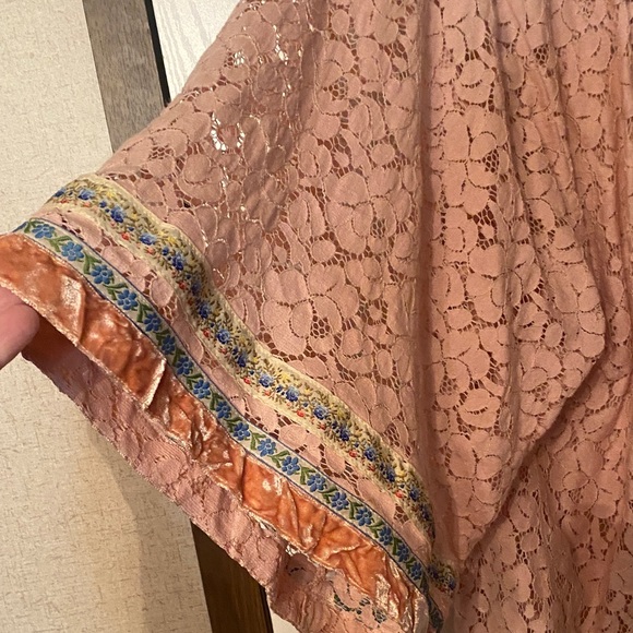 Ivy Jane Blush Lace Kimono with Vibrant Trim - Picture 3 of 7